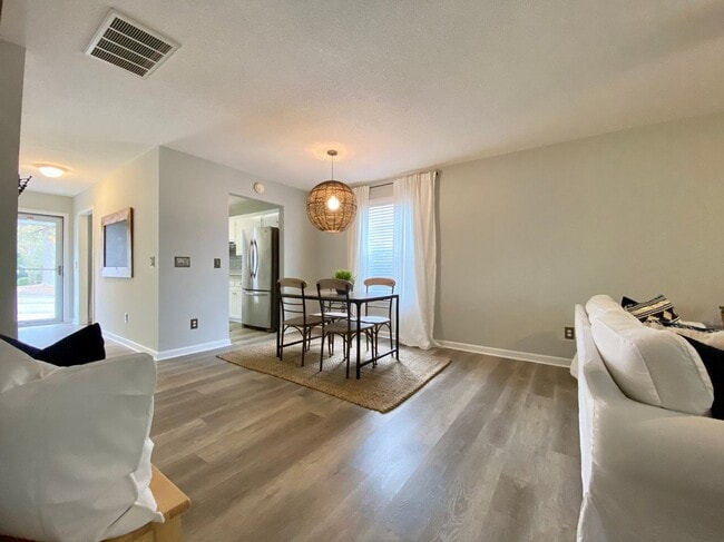 Building Photo - 16 Summit Commons Ct