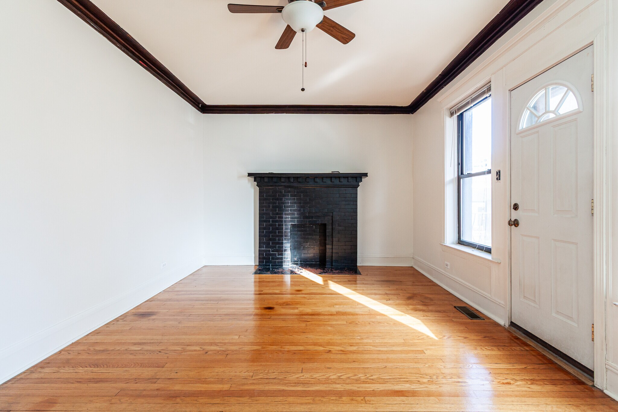 Building Photo - 910 W Belle Plaine Ave