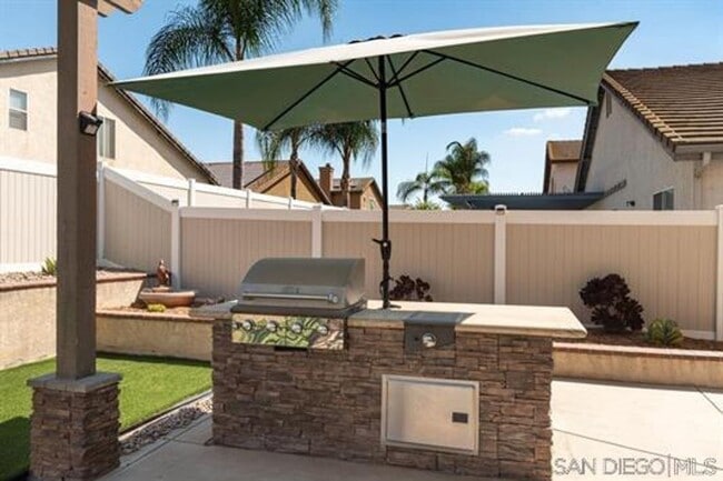Building Photo - Beautifully Remodeled Home with outdoor Kitchen and Spa!