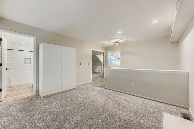 Building Photo - Stylish Townhome with Loft, Fireplace & Ga...
