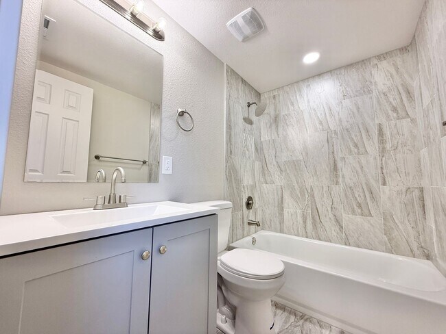 Building Photo - 1041 Lake Ave