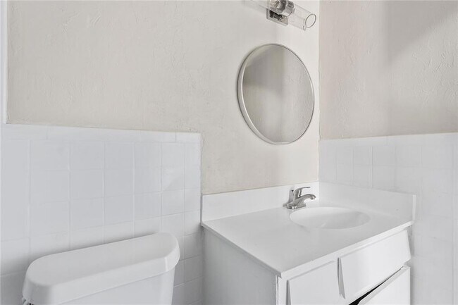 Building Photo - 2810 Dorchester Dr