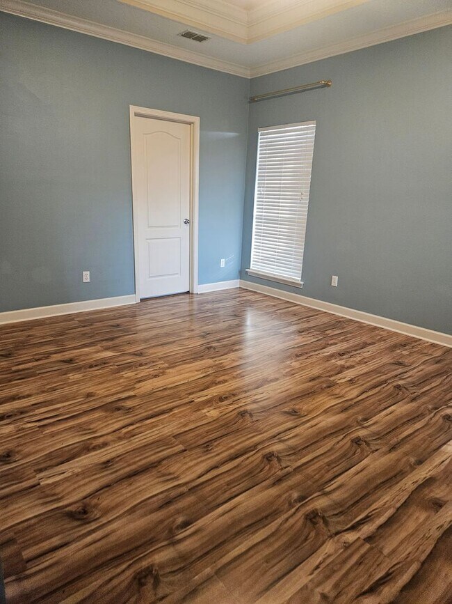 Building Photo - Stunning Executive Custom Built Home with Elite Appliances