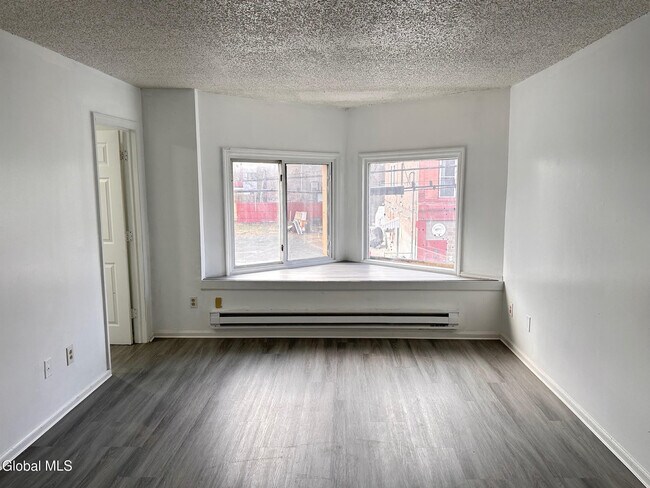 Building Photo - 3134 6th Ave