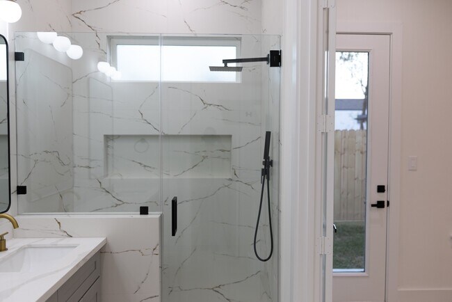 Building Photo - 3907 Maggie St