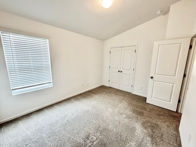 Building Photo - Charming two bedroom 2 1/2 bath townhome