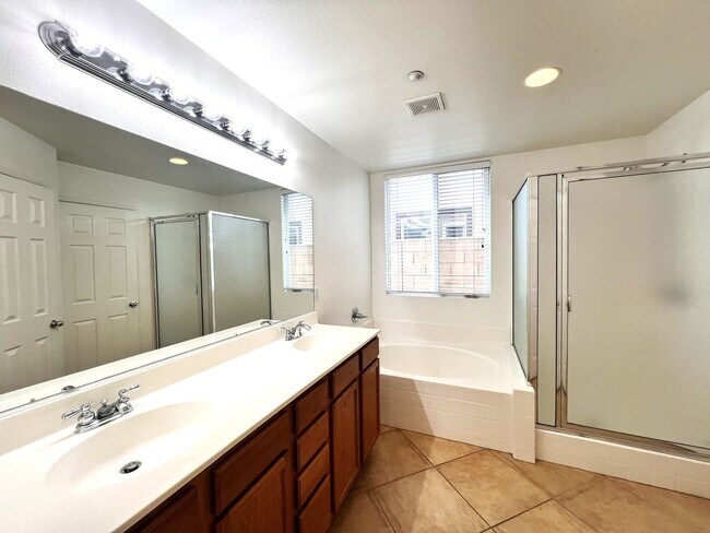 Building Photo - Beautiful 4 Bedroom, 3 Baths Single Family Home In North Fontana for Lease