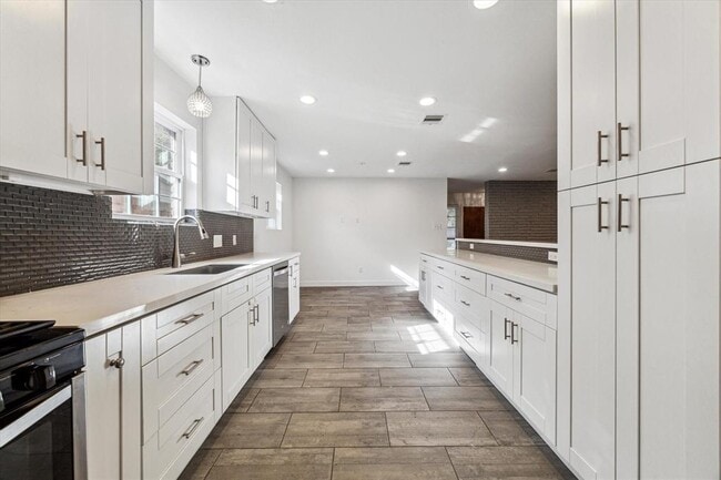 Building Photo - 5511 Caversham Dr