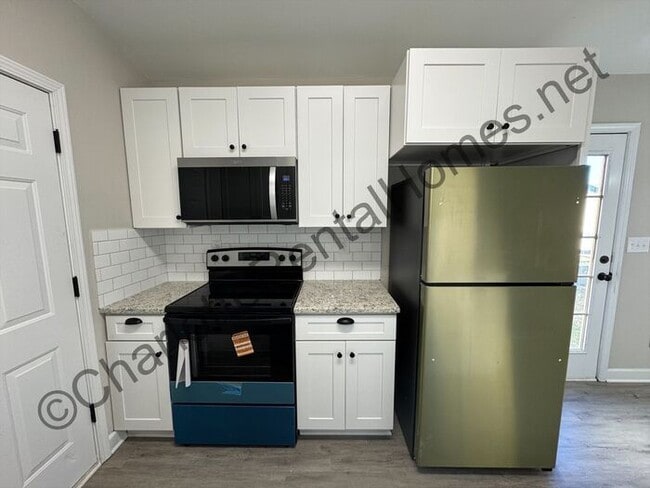 Building Photo - Newly remodeled home in Charlotte!