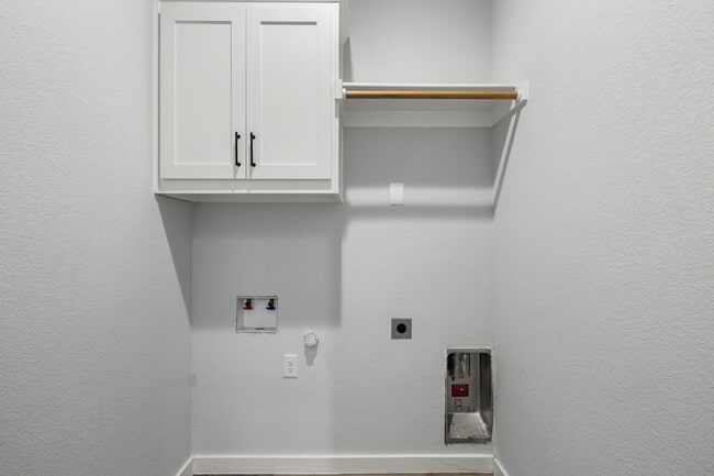 Building Photo - 400 Leuty St
