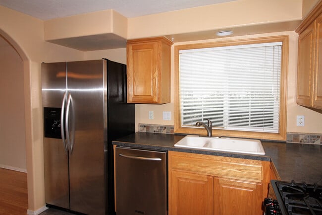 Building Photo - 3bd/2ba With Beautiful Private Fully Fence...