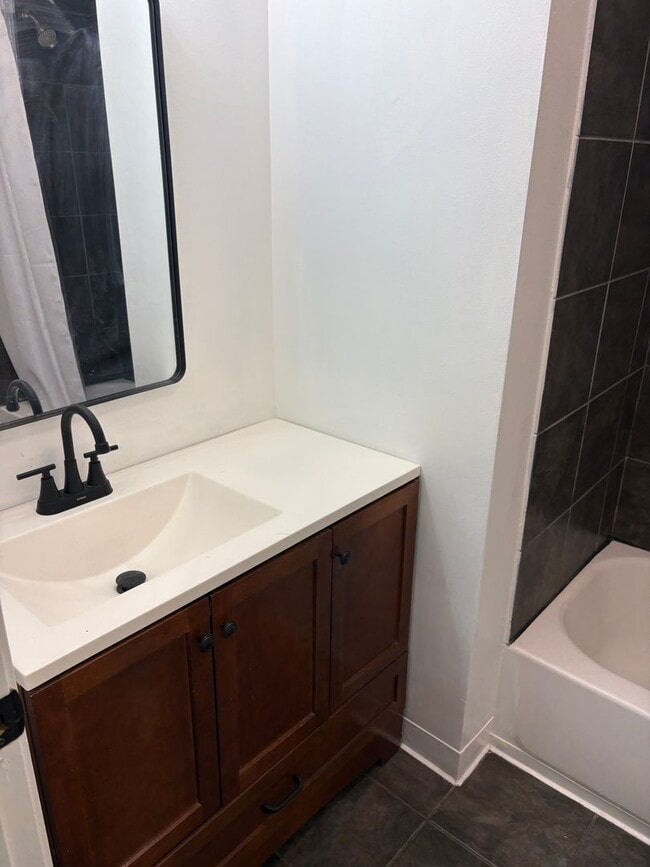 Building Photo - Nice 2 Bedroom