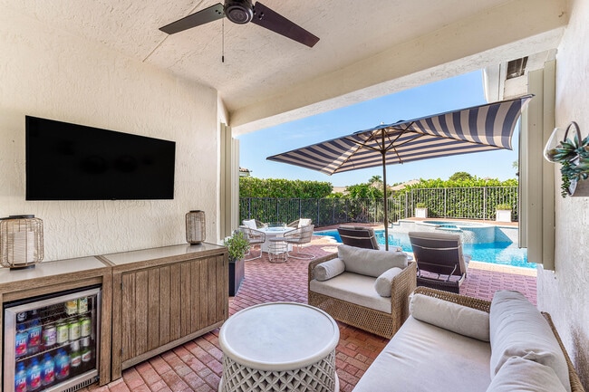 Building Photo - 121 Palm Cir