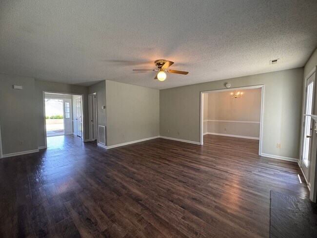 Building Photo - 3BR 2BA One Story Home with Garage