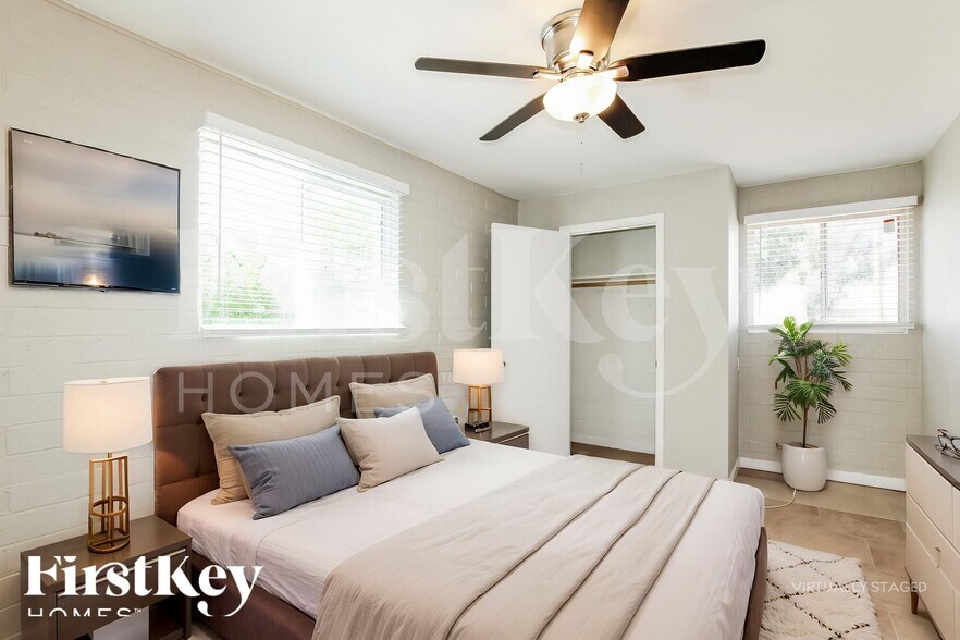 Building Photo - 4138 E Bluefield Ave