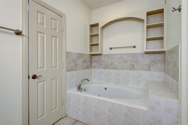 Building Photo - 2210 Mason St