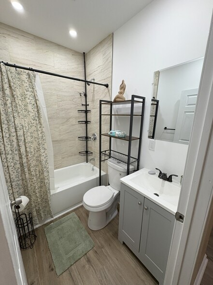 newly renovated bathroom - 2214 N Delhi St