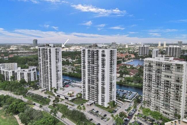 Building Photo - 3625 N Country Club Dr