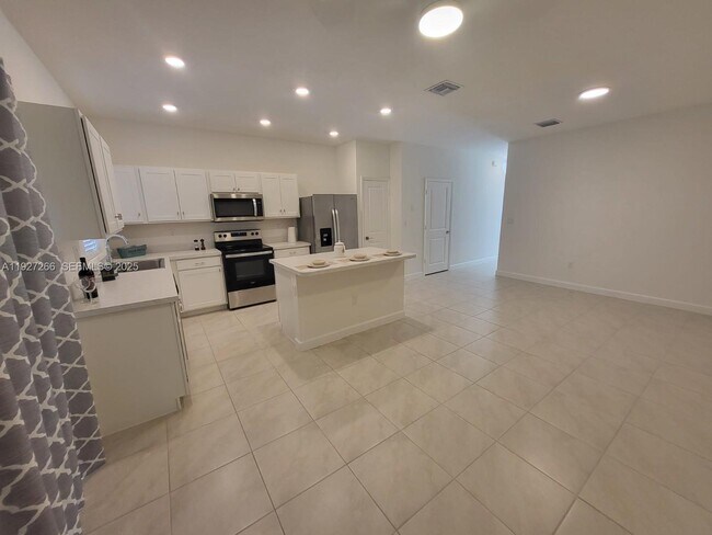 Building Photo - 1137 SW 6th Ct