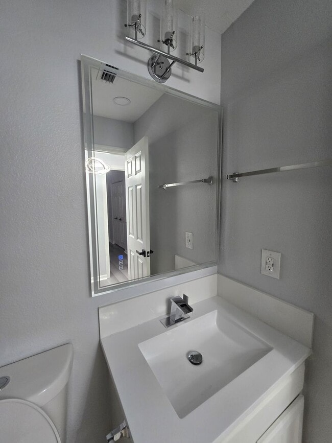 Building Photo - Stunning Fully Renovated Townhouse for rent in Land O' Lakes – Your Dream Home Awaits!