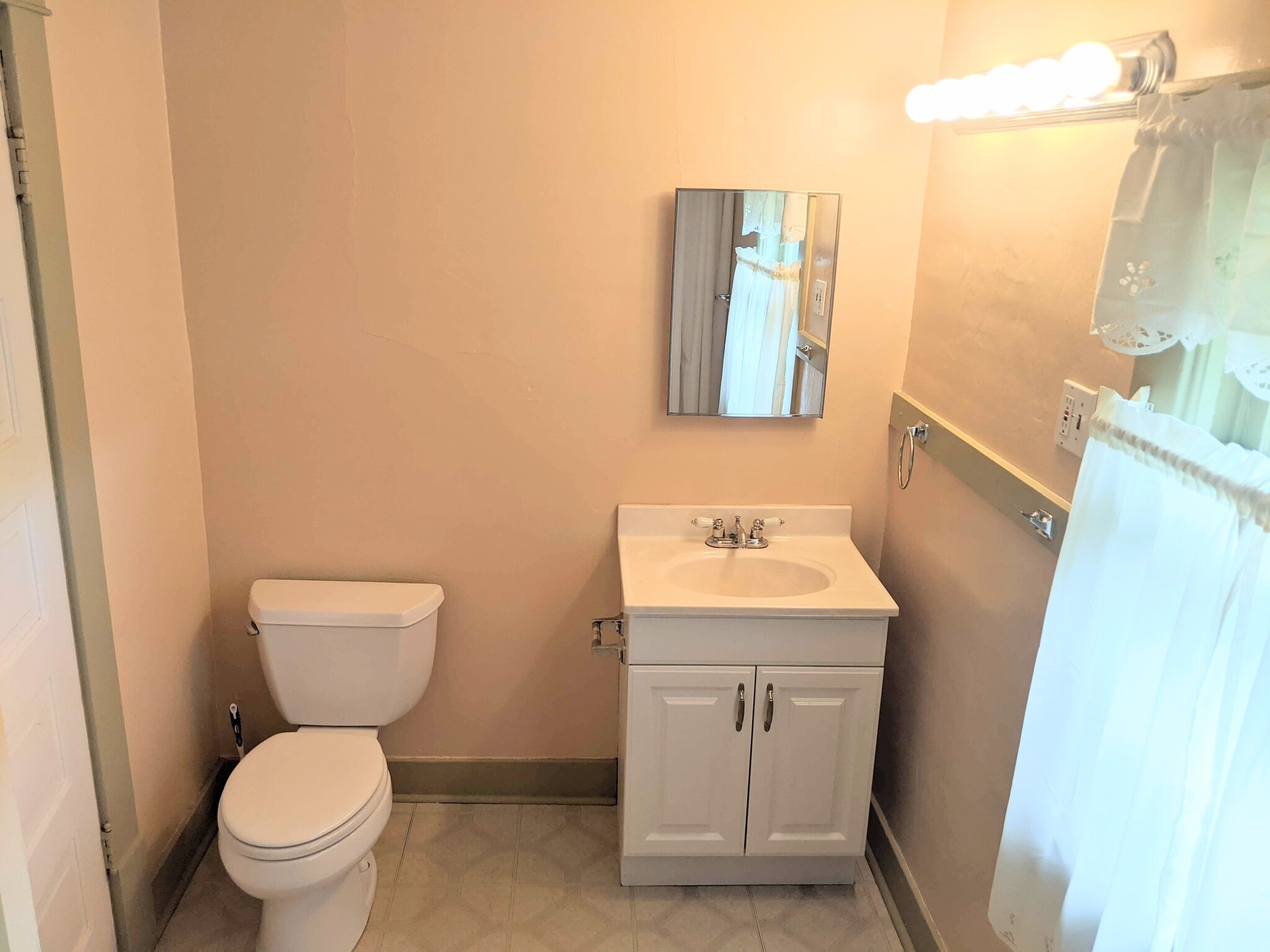 Bathroom - 732 W Shiawassee St