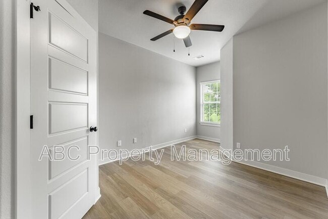 Building Photo - 3305 SW Hillstone Ave
