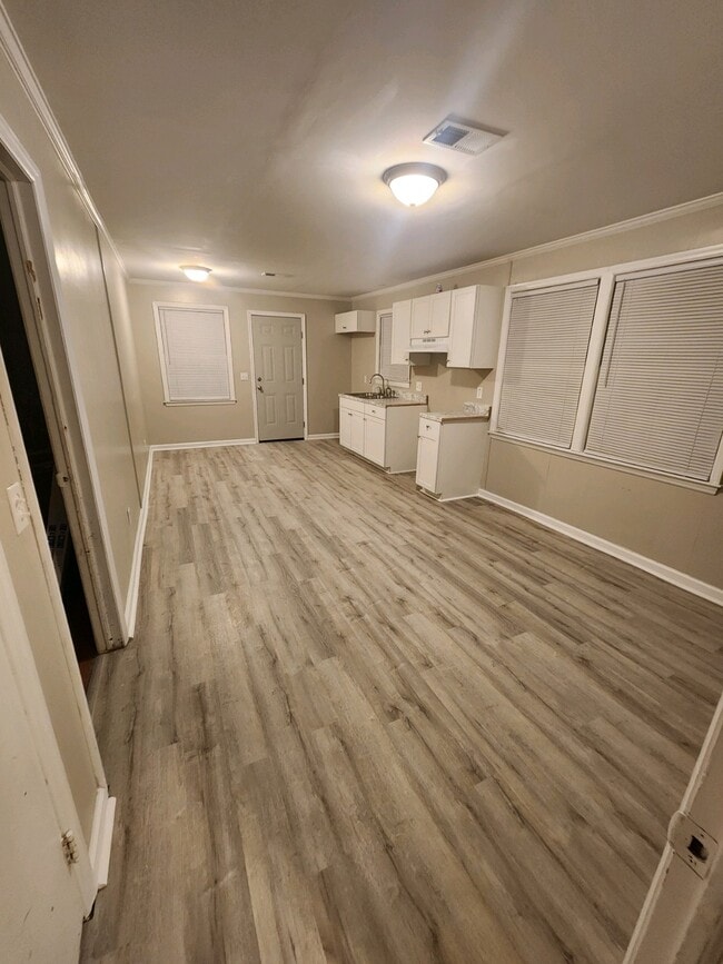Building Photo - 800 Cindy Dr