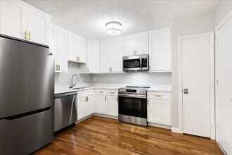 Building Photo - 11 Schubert St