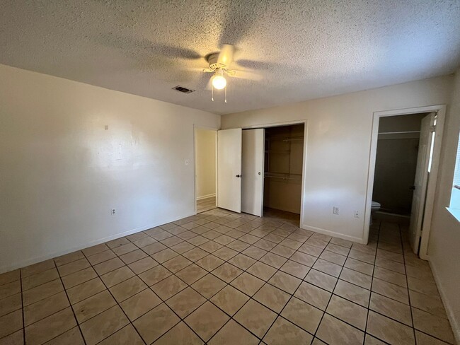Building Photo - 841 Meadow Ln