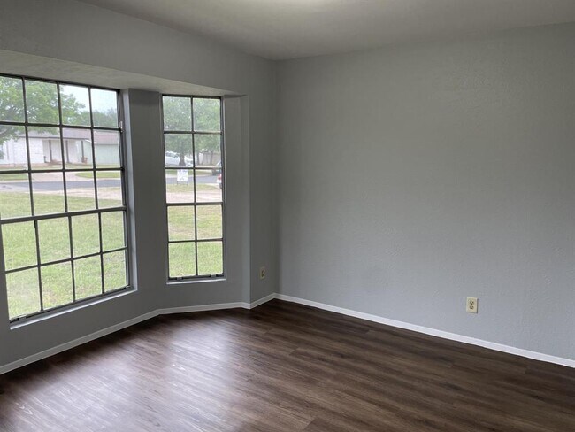 Building Photo - 305 Hickok Ct