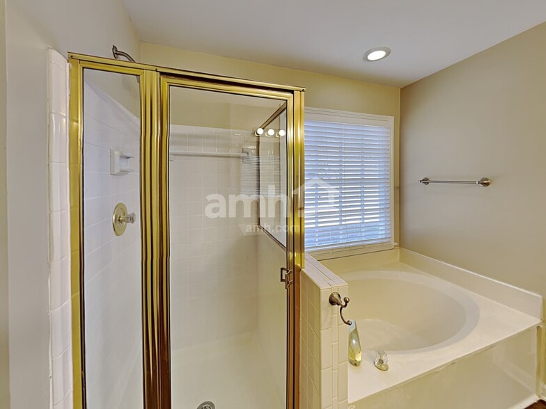 Building Photo - 201 Red Oak Ln