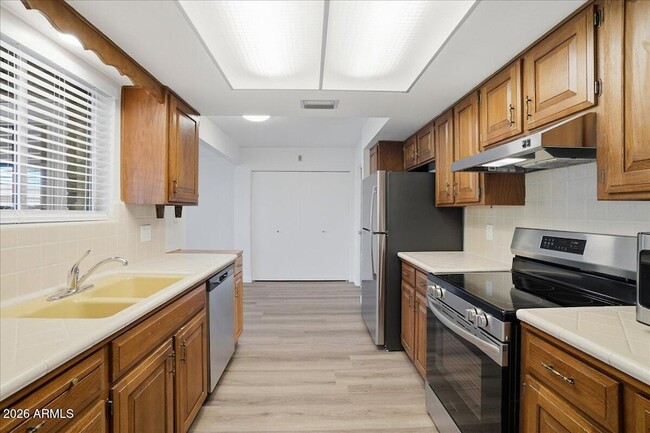 Building Photo - 6408 E Butte St