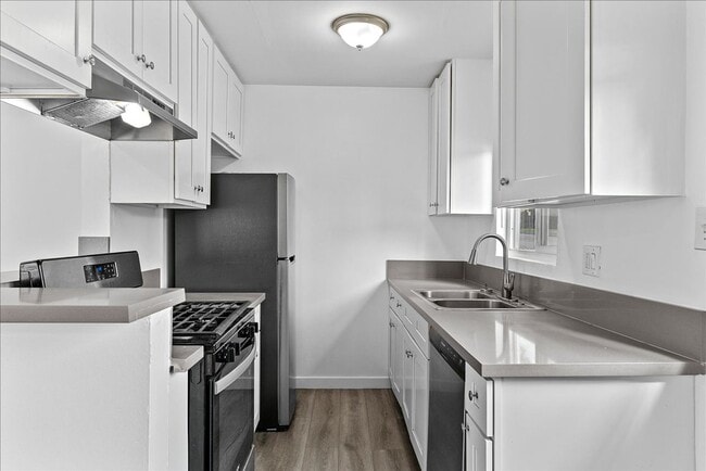 Building Photo - 511 S Verdugo Rd