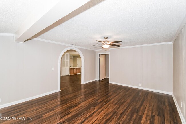 Building Photo - 1160 Crown Dr