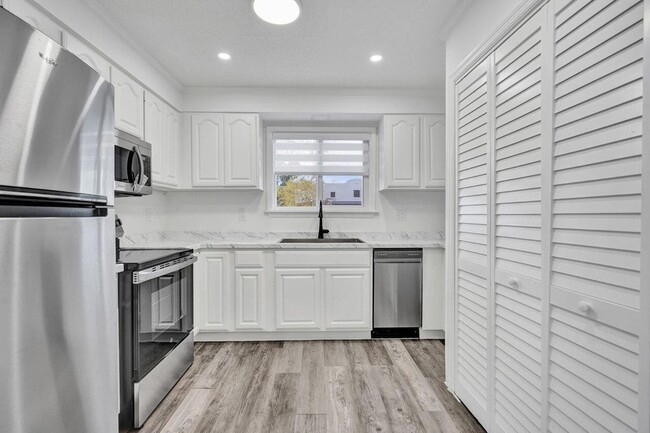 Building Photo - 229 SW 1st Ave