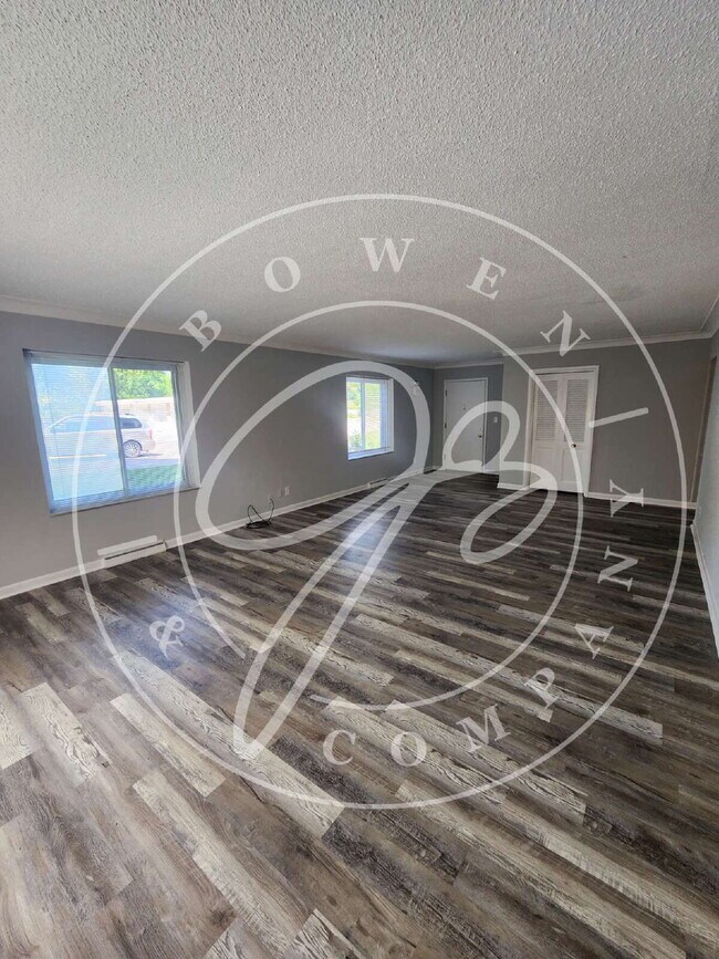 Building Photo - 2 bed 2 bath first floor apartment- Ottawa...