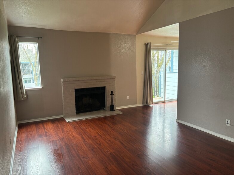 Living room - 445 Almond Dr. #29