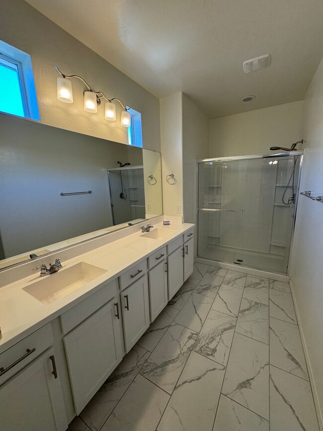 Building Photo - Upgraded Corner Townhome in the Heart of G...
