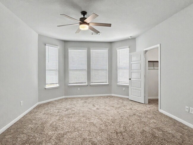 Building Photo - Modern New Braunfels Home with Flexible Upstairs Living Spaces