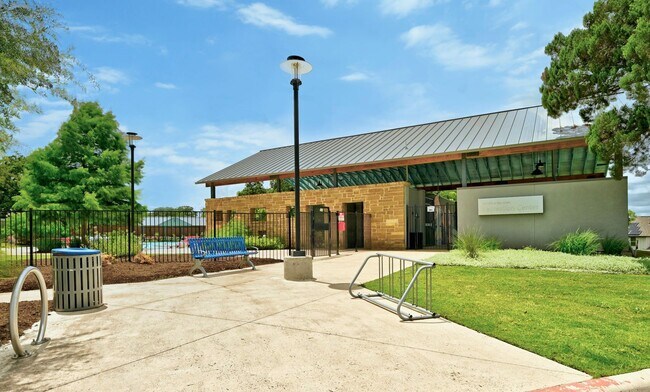 Building Photo - 1805 Morts Pl