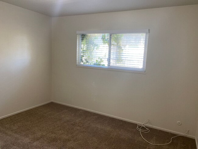 Building Photo - 3 Bedroom 2 Bath Home Close to Downtown and Shopping