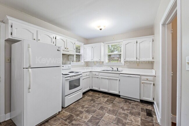 Building Photo - 2334 Redwood Dr