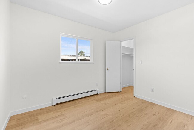 Building Photo - 625 Manhattan Pl