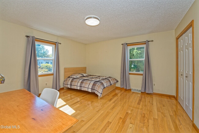 Building Photo - 5 Shamrock Cir