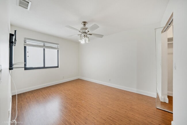 Building Photo - 320 Deer Creek Wildwood Ln E