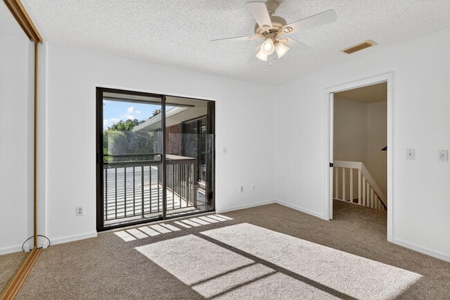 Building Photo - 3004 SE Round Table Dr