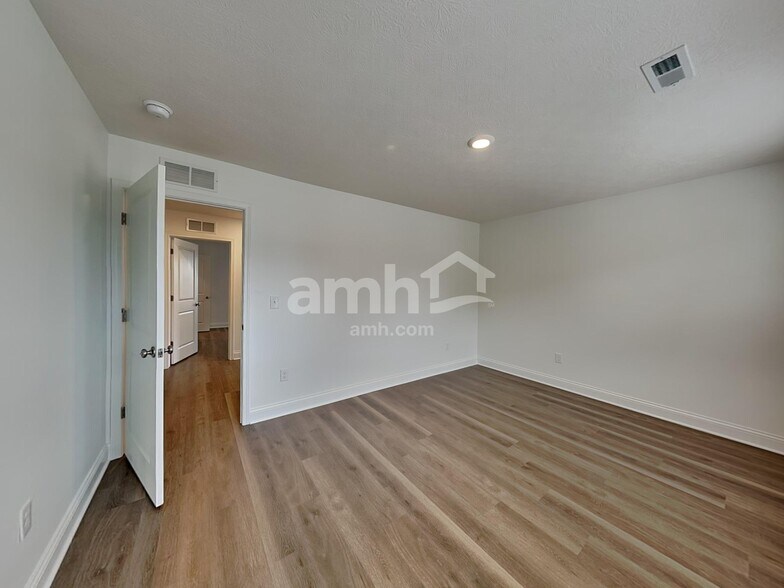 Building Photo - 318 Pine Hill Court