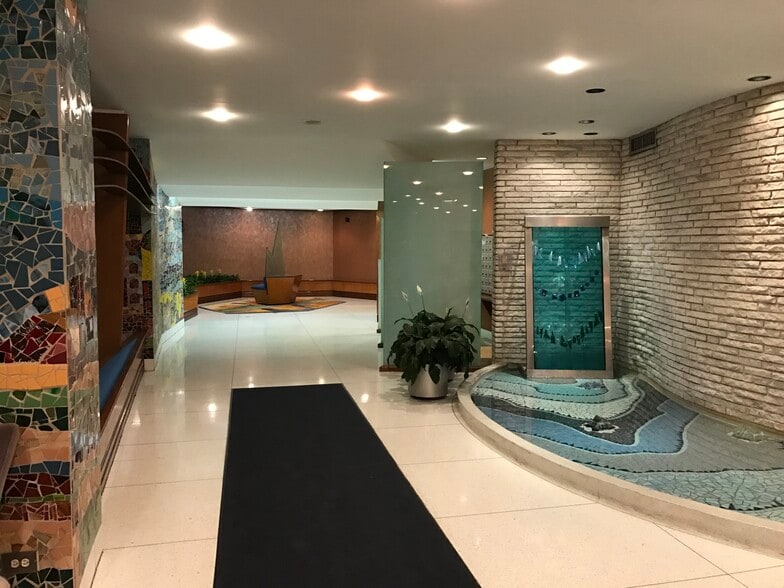 Lobby - 6301 N Sheridan Rd