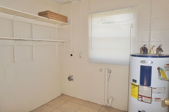 Building Photo - 2571-2575 Elm Ave