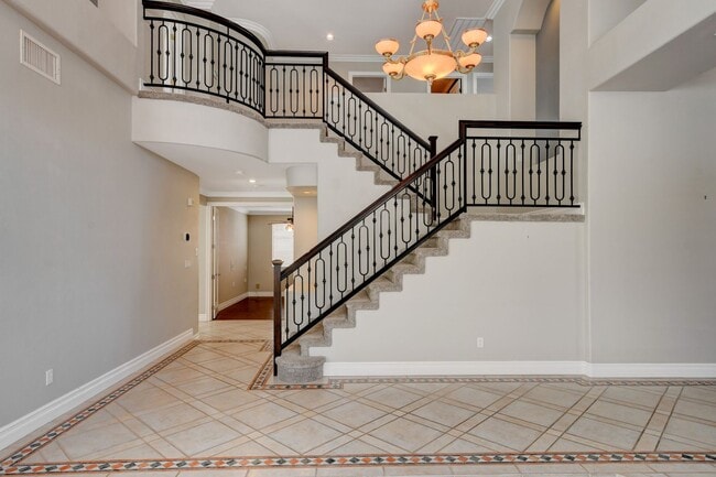 Building Photo - COMING SOON!! $1000 off 1st months Rent Guard-Gated Golf Course Living on the 14th Green!